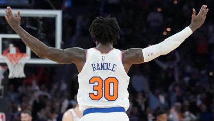  巴特勒关键球热火险胜尼克斯  