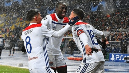  洛里昂高空轰炸战术收获两粒头球制胜