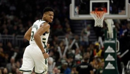  字母哥暴扣统治禁区，雄鹿轻取魔术获三连胜