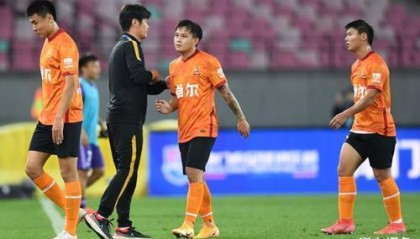  尤文图斯球迷抗议管理层决策  