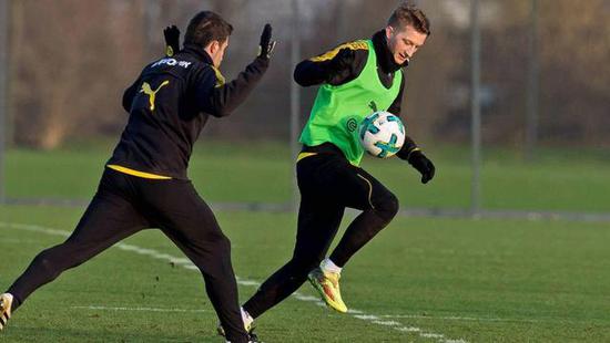  罗伊斯复出助多特主场大胜斯图加特  