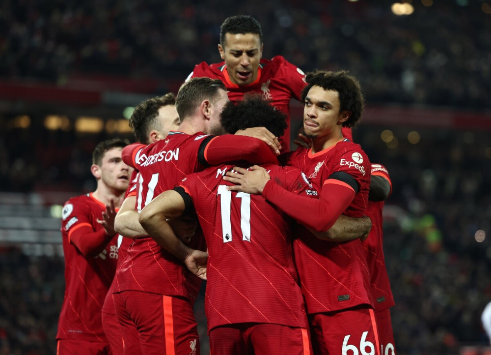  朗斯主场灯光秀致敬传奇，万名球迷泪目致敬  